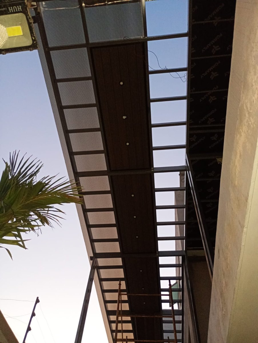Vista inferior de estructura metálica